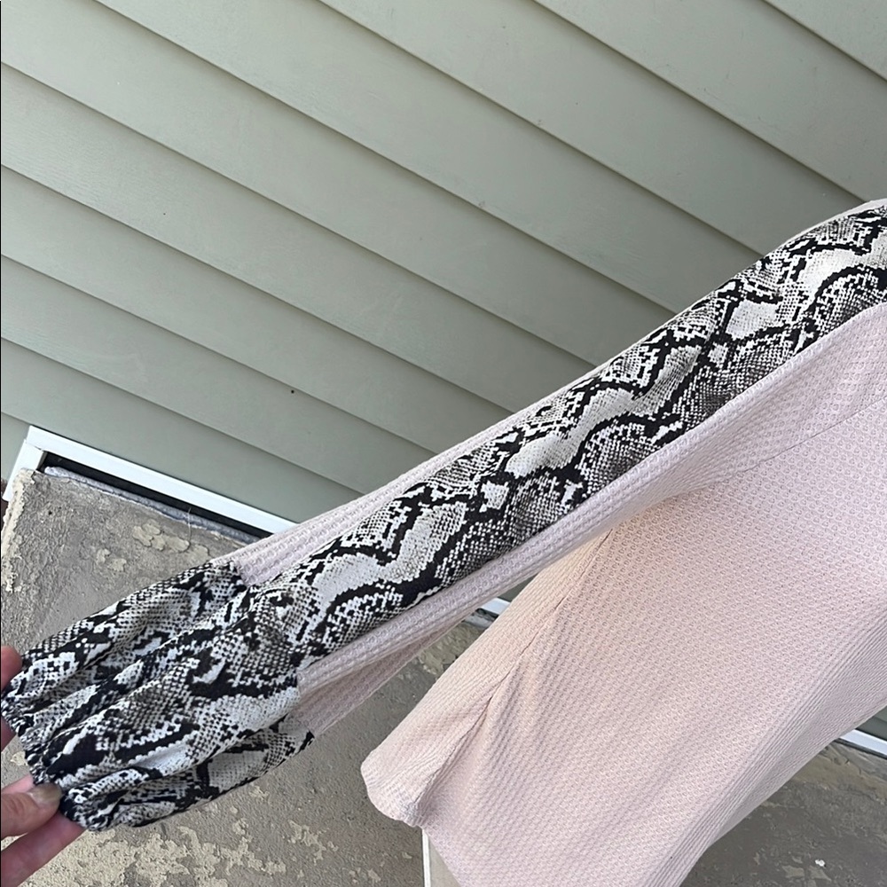 Extremely soft Hailey & Co python print blouse - Picture 6 of 13